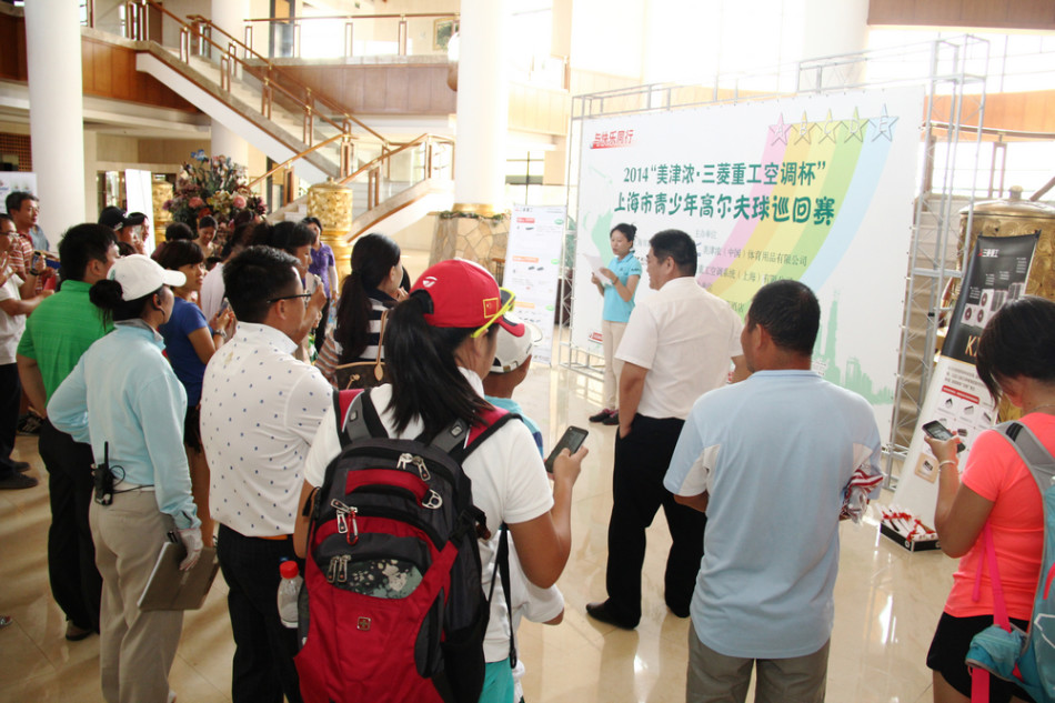 赛场边，一群家长手扶围绳，身体前倾，目光聚焦在远处孩子击球的身影上，表情中交织着期盼、紧张与骄傲。