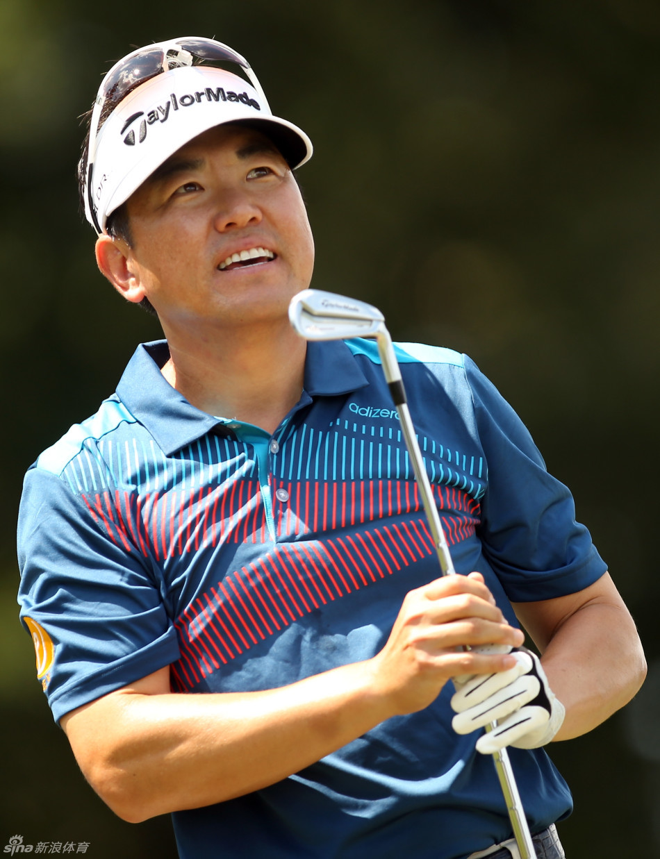 观众们聚集在赛场边，目光紧紧追随着空中飞行的小白球，充满了期待与热情，构成了一道生动的人文风景。