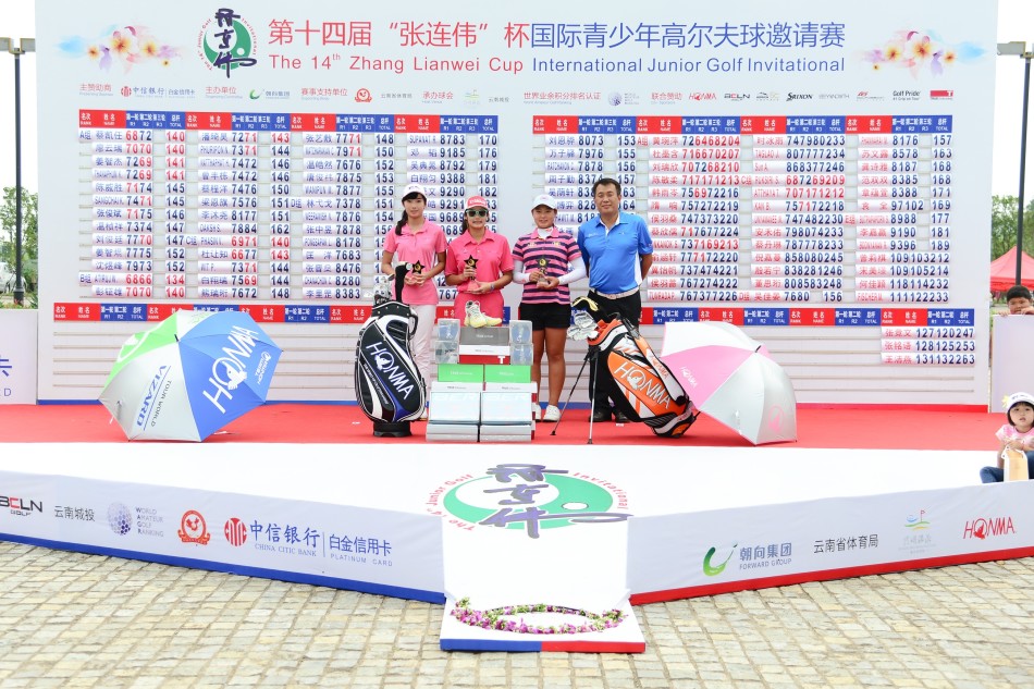 张连伟先生亲自为男子A组冠军姜智杰颁发澳门公开赛资格证，少年躬身双手接过证书，眼神专注而充满敬意。