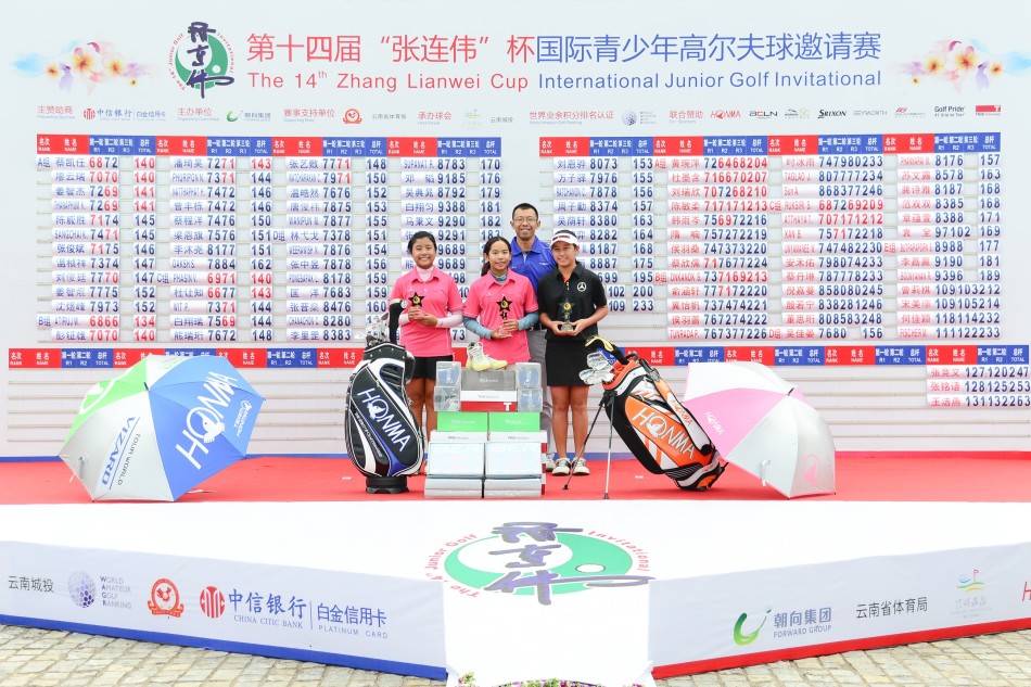 女子B组冠军正在优雅推杆，目光沉着地望向果岭远方，动作标准而充满自信。