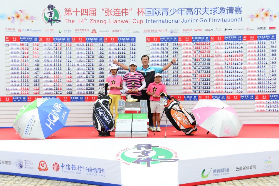 男子C组小选手在沙坑中沉着救球，沙砾飞扬瞬间展现出扎实的基本功与冷静的判断力。