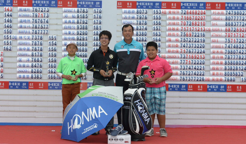 张连伟先生与男子E组获奖小选手们亲切合影，他俯下身将孩子们揽在身旁，笑容慈祥，画面温馨感人，诠释着传承的真谛。