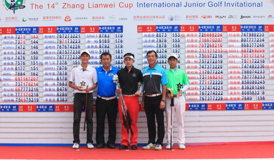 女子D组小球员果岭边仔细研判推杆线路，神情专注，展现了超越年龄的沉稳与认真。