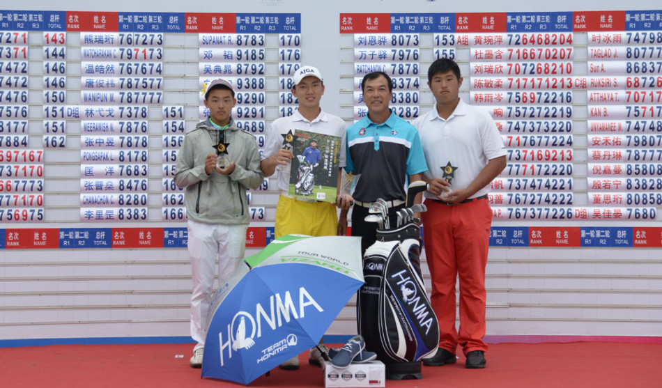 男子D组冠军挥杆瞬间，阳光下的剪影充满力量感，球杆划出完美弧线，尽显青春动感。