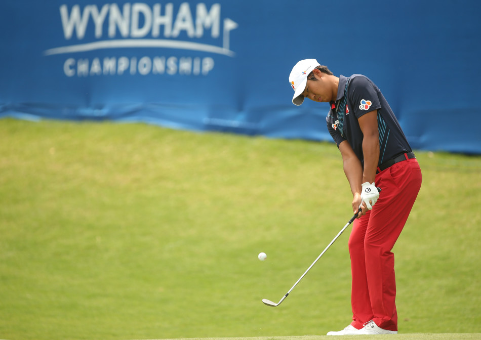 温丹锦标赛的记分牌与现场观众，背景是郁郁葱葱的赛场和蓝天白云