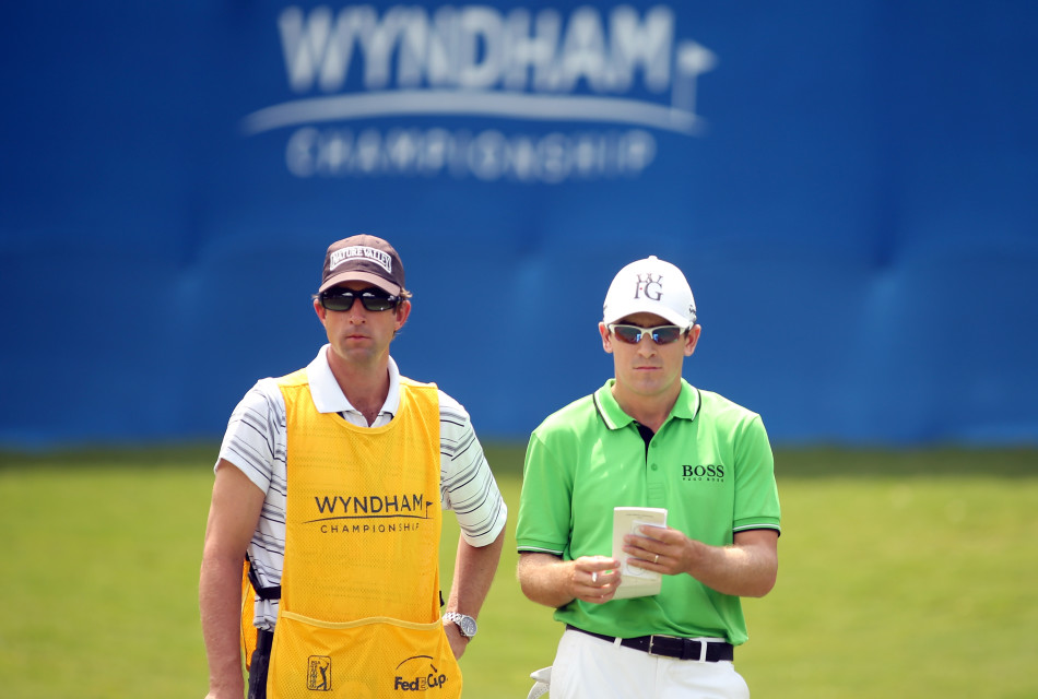 球员在温丹锦标赛果岭上成功推入一记关键推杆后，振臂庆祝胜利瞬间