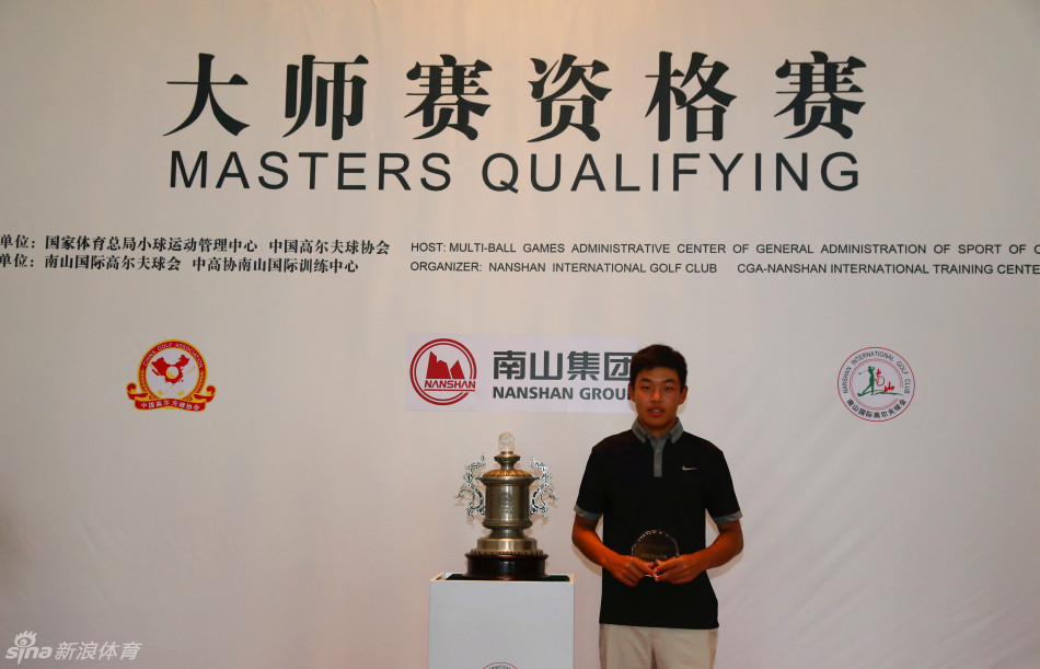 六位入围球员并肩站立手持证书，身后蓝天白云映衬着壮志豪情