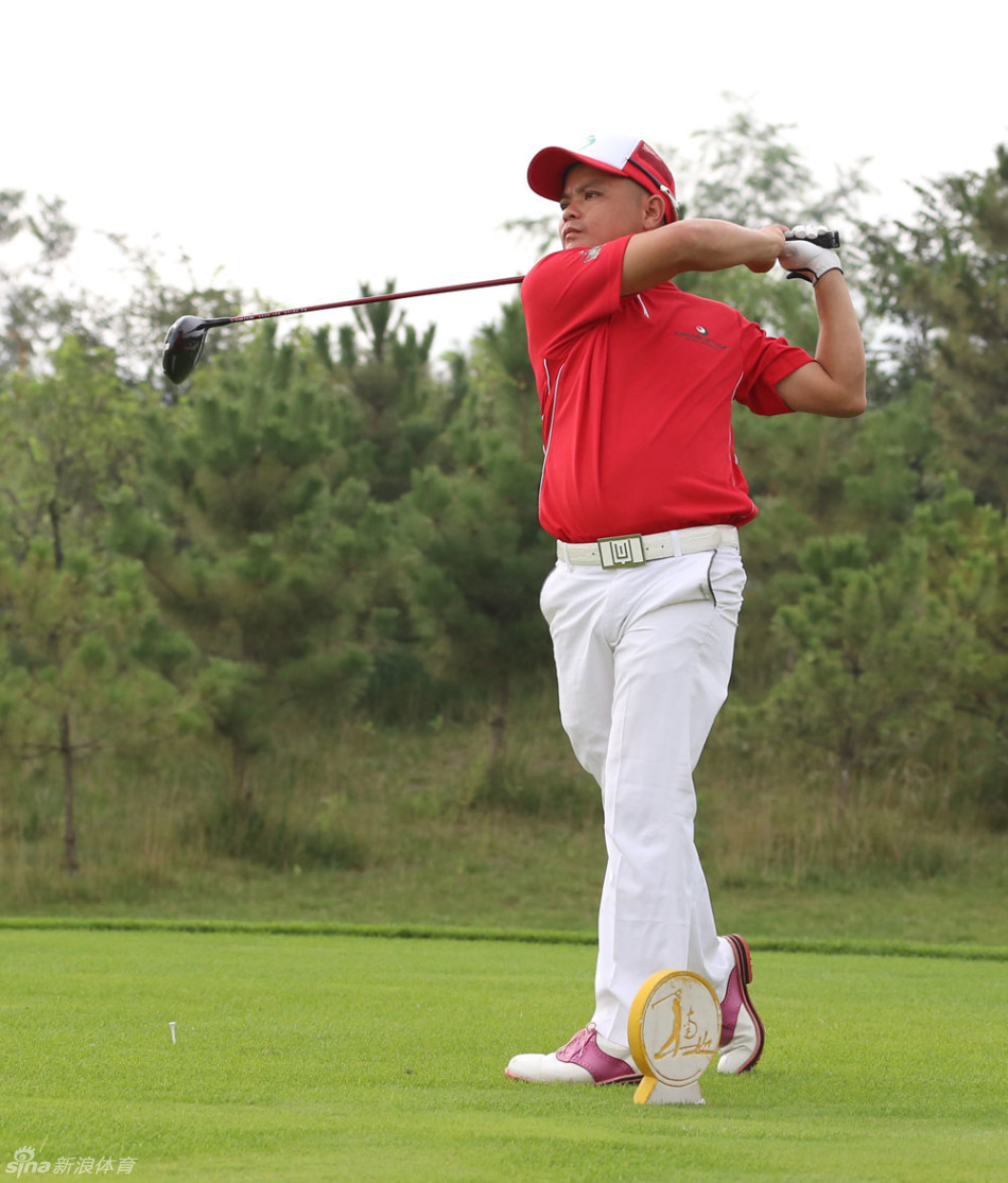 元天挥杆瞬间动作流畅，球杆划破空气击向远方果岭