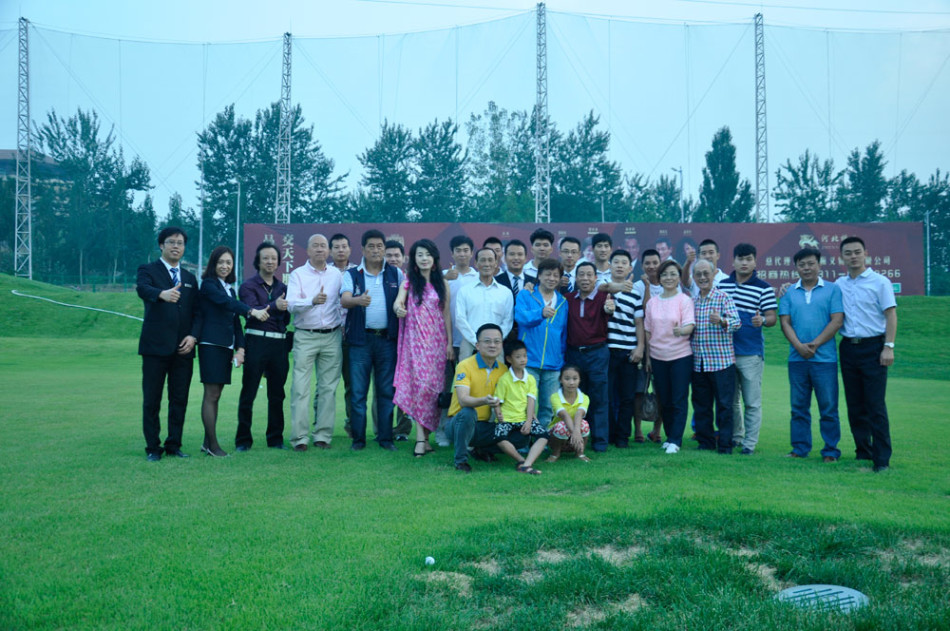 梁小龙手持高尔夫球杆仔细端详,仿佛在审视一件兵器,神情如同《功夫》里的火云邪神