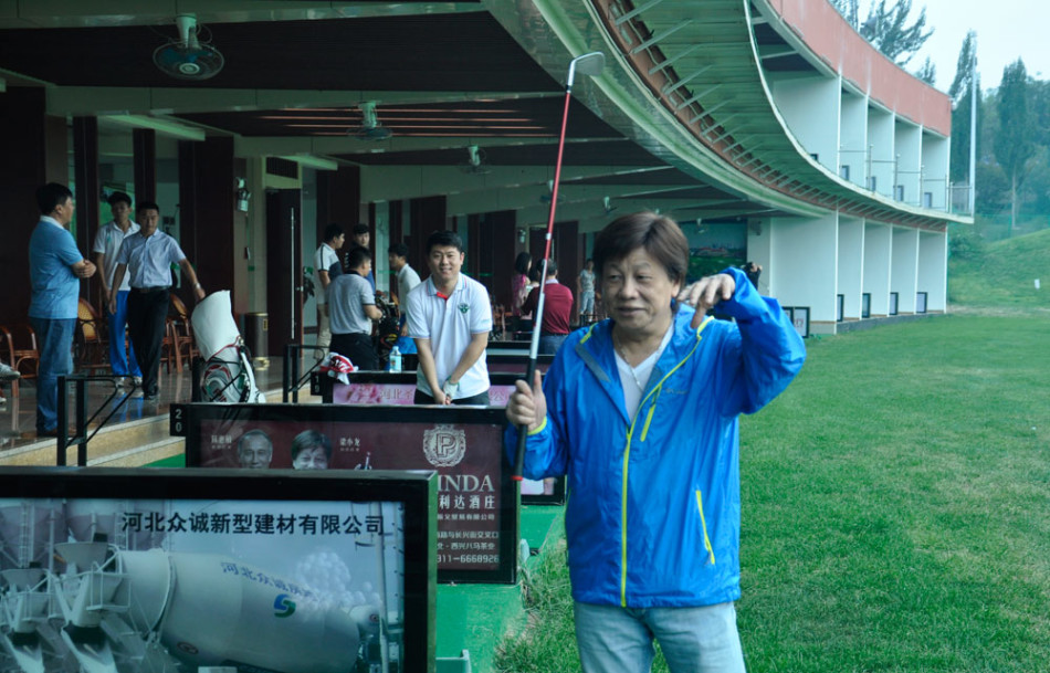 梁小龙步出酒店大门,阳光下的身影从容淡定