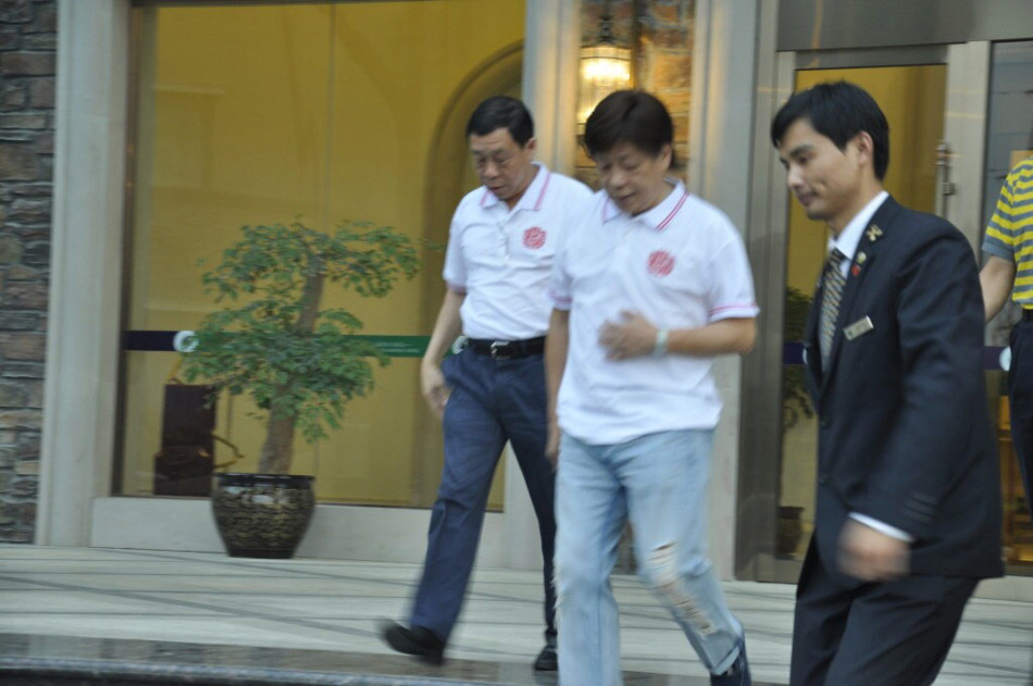 梁小龙在高尔夫练习场挥杆击球,动作间依稀可见武者风范