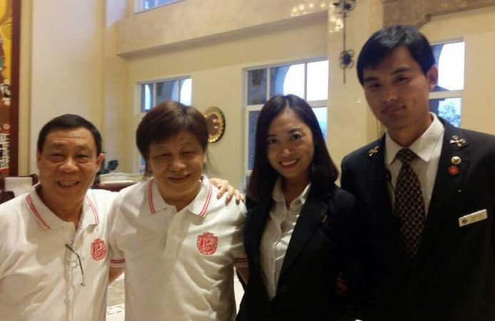 梁小龙在高尔夫球场摆出挥杆姿势,虽是摆拍却气度从容