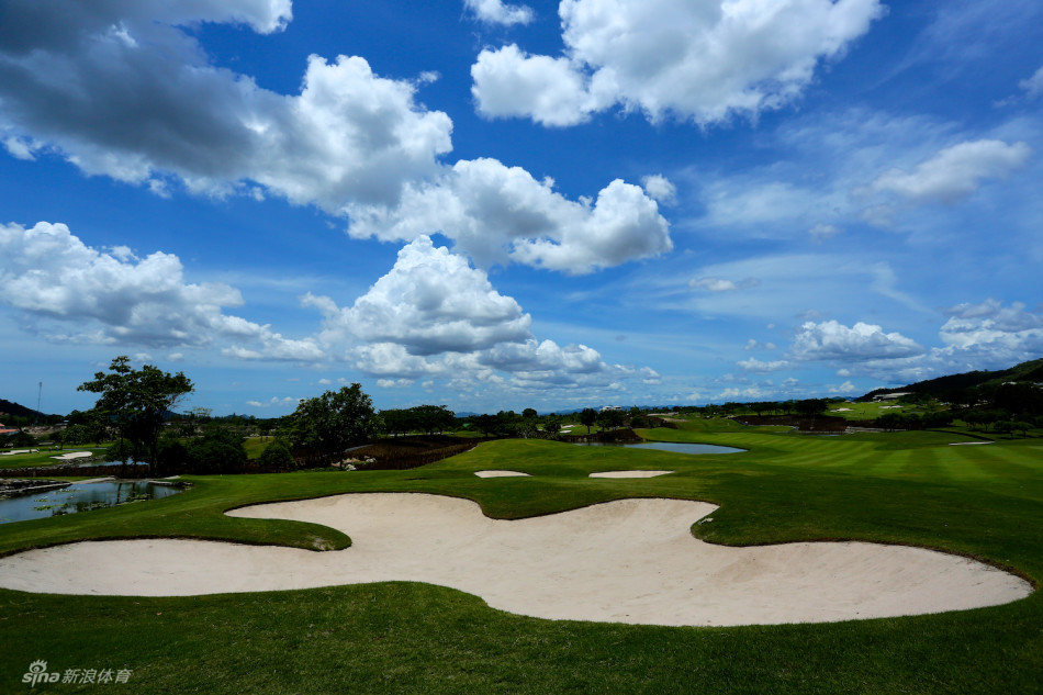 球道在长草区中蜿蜒向前，远方果岭上的红旗在风中轻轻飘扬，是挑战的终点也是希望的指引