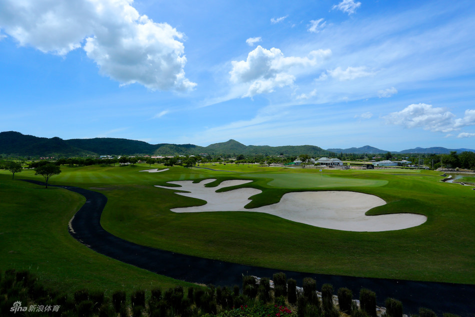 起伏的球道如绿色波浪般延伸至远方，考验着球员对距离和地形的精准判断