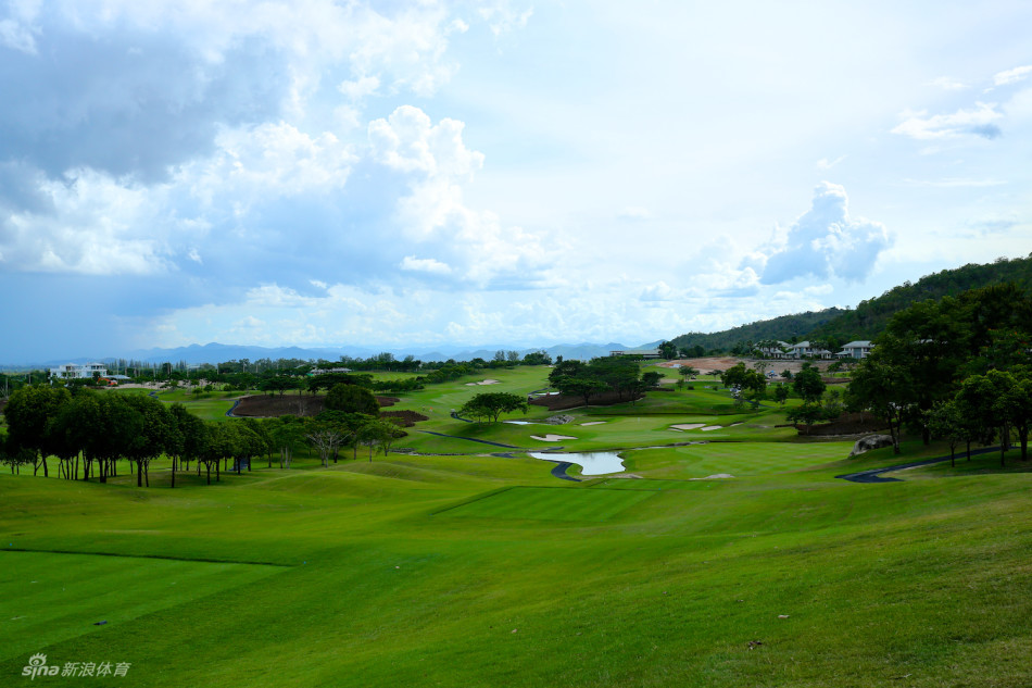 媒体考察团成员在风景如画的球场合影留念，记录下这次充满挑战与享受的高尔夫体验之旅