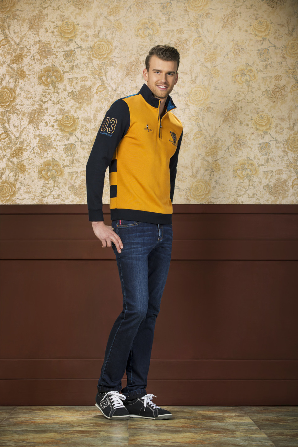 秋日公园长椅上,一位女士身穿亮橙色毛衫与深蓝牛仔裤,低头阅读,身旁散落几片金黄落叶,画面宁静而充满诗意。