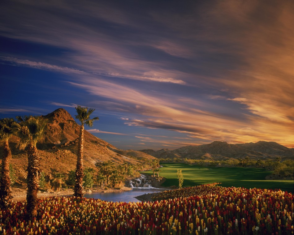 卡斯卡塔俱乐部气势恢宏的会所内部，一道天然瀑布从岩石墙壁倾泻而下，流入室内溪流，创造出独一无二的接待体验。