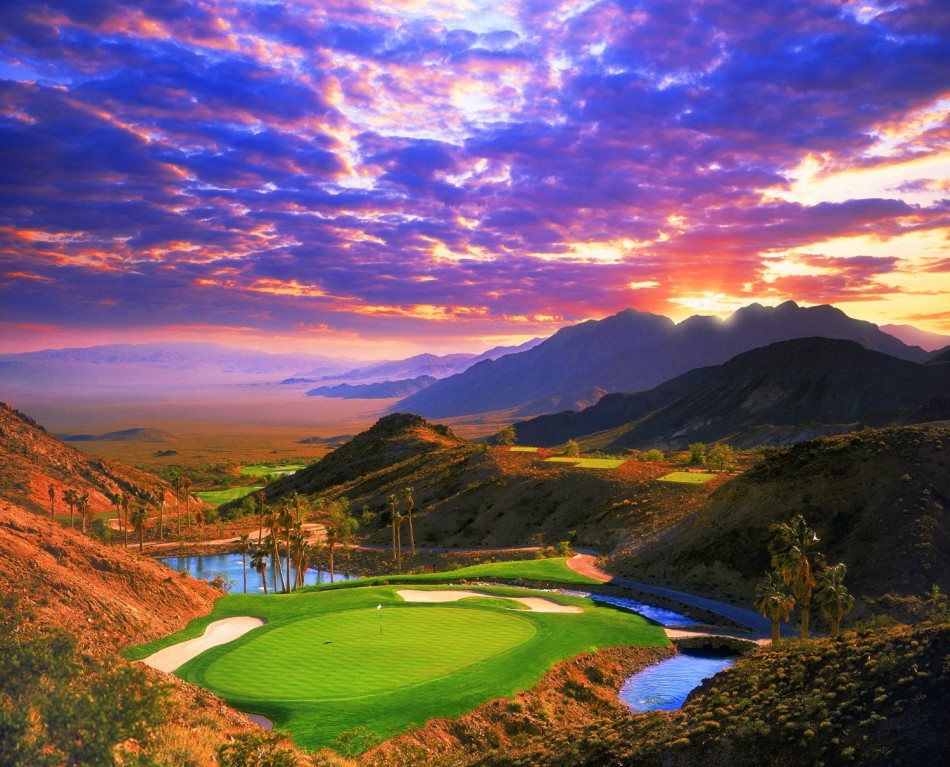 高尔夫球手正在卡斯卡塔起伏巨大的球道上仔细研判攻果岭路线，远处是绵延的内华达州红色山脉，挑战与美景共存。