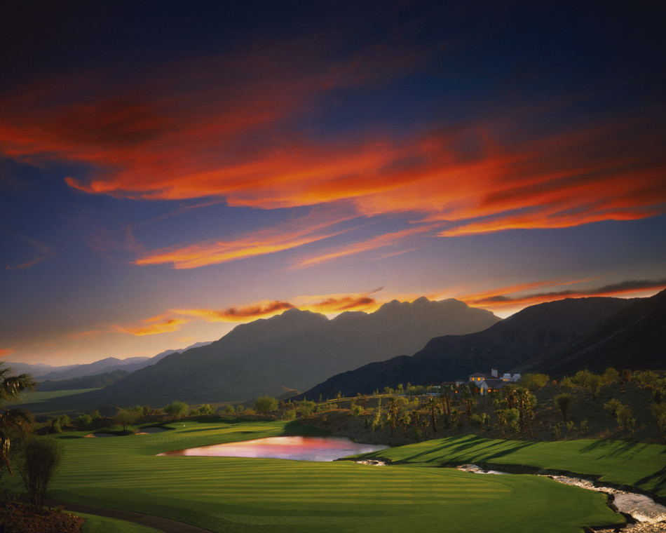 夕阳西下，永利高尔夫俱乐部第18号洞的瀑布与池塘被染成金色，球员在结束精彩一轮后于此享受宁静时刻。