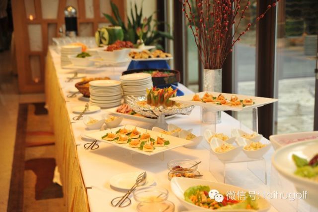 广阔的高尔夫球场与太湖美景浑然一体，绿草如茵，水天相接，令人心旷神怡