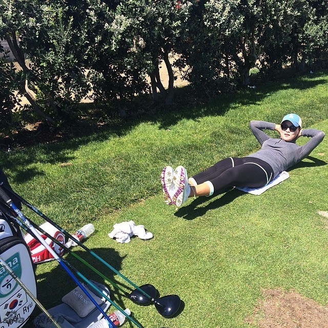 柳萧然在健身房对镜自拍,记录健身前的状态,眼神中充满坚定与对训练的期待