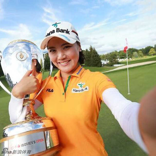 柳萧然手持冠军奖杯,面向镜头绽放出如鲜花盛开般灿烂而满足的笑容,眼眸中闪烁着胜利的星光