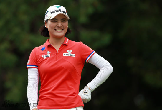 柳萧然在风景如画的海滨别墅露台上惬意留影,海风吹拂着她的发丝,背景是碧海蓝天,尽显度假的悠闲与惬意