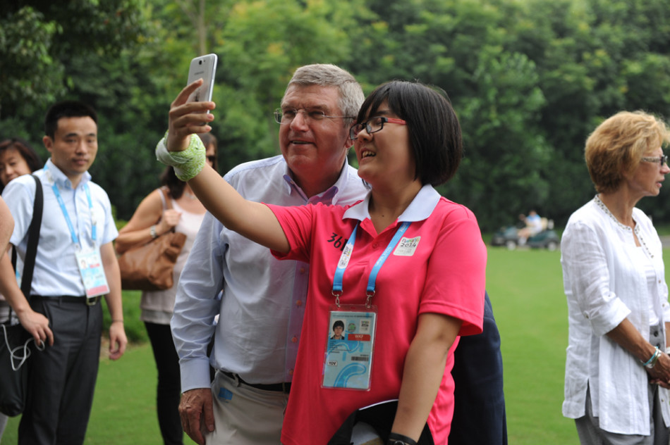 荣耀时刻的拥抱：冠军队成员在果岭上激动地拥抱庆祝，胜利的喜悦与并肩作战的友情在他们紧拥的臂膀间流露无遗。