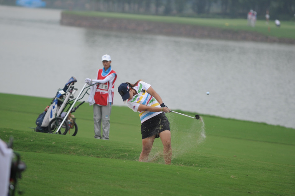 瑞典队的精准推杆：瑞典队选手在果岭上俯身观察线路，准备进行关键推杆，神情冷静专注，体现了北欧球员的严谨与技术。