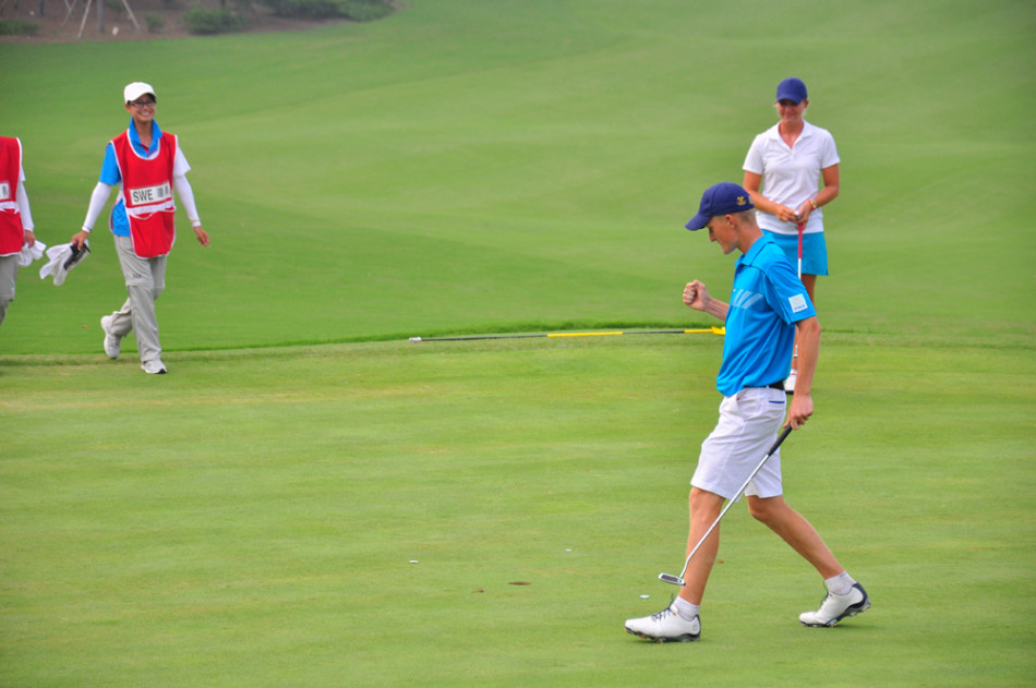 瑞典队女选手的优雅击球：瑞典女选手在球道上流畅挥杆，动作优雅而有力，阳光洒在她的身上，展现出女子高尔夫运动的魅力。