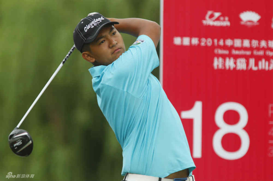 一位女球手优雅地完成收杆动作，身姿挺拔，目光坚定地望向球飞行的远方