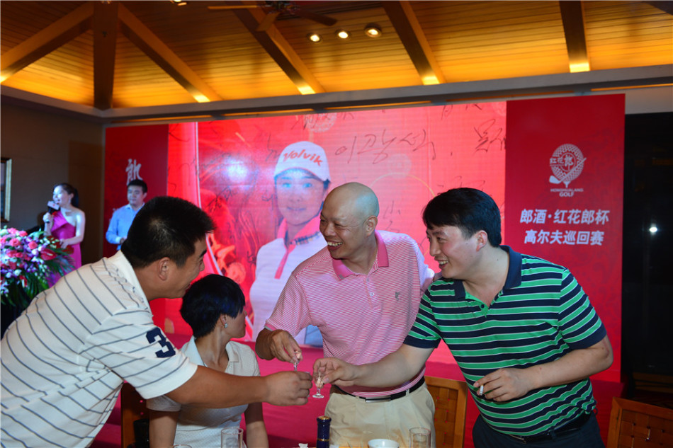 开怀畅饮时刻，嘉宾们面带笑容举杯相庆，洋溢着欢乐气氛