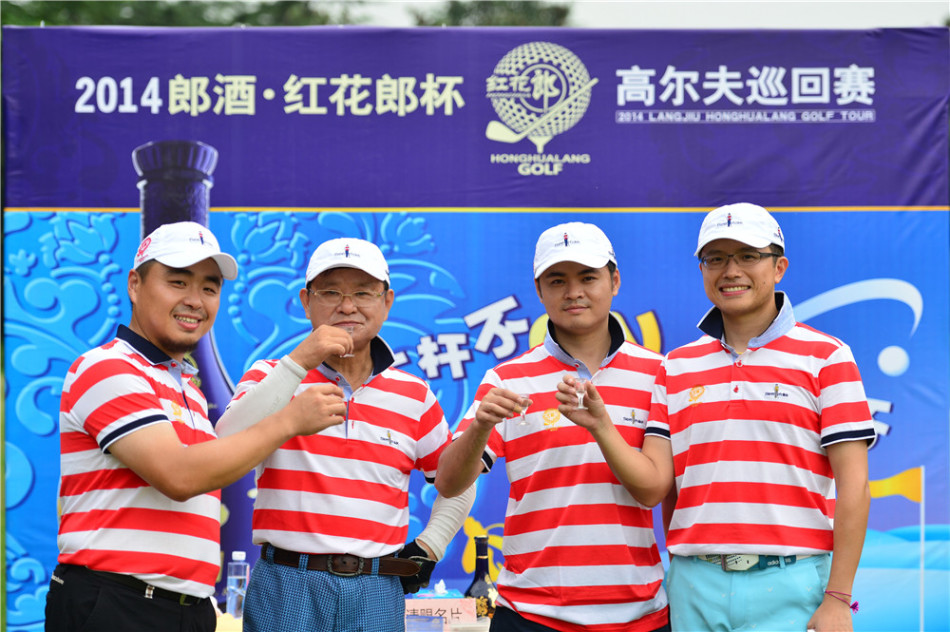 颁奖晚宴现场嘉宾开怀畅饮，共同举杯庆祝比赛圆满成功
