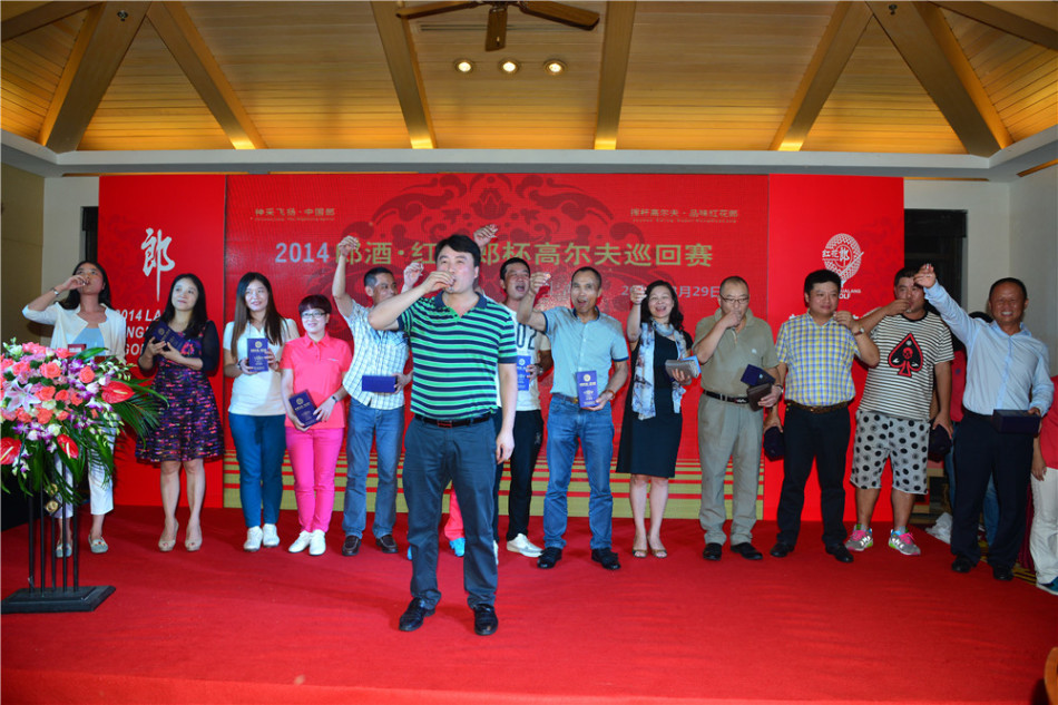 郎酒产品展示台前，嘉宾驻足欣赏品味精致的酒瓶设计与醇厚酒液