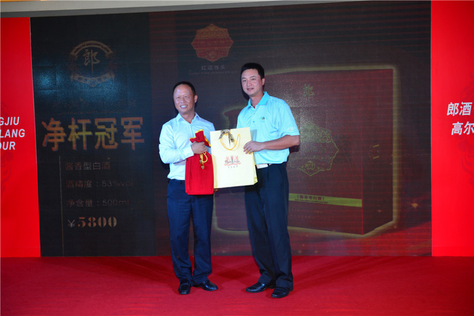 赛事圆满落幕，全体嘉宾与郎酒团队展开球仪式大合影，记录美好瞬间