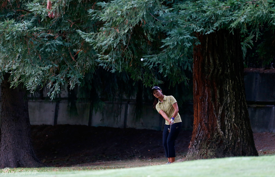 林希妤从容挥杆,球杆在半空中划出一道优美而有力的弧线,这是她精湛技术的完美瞬间。