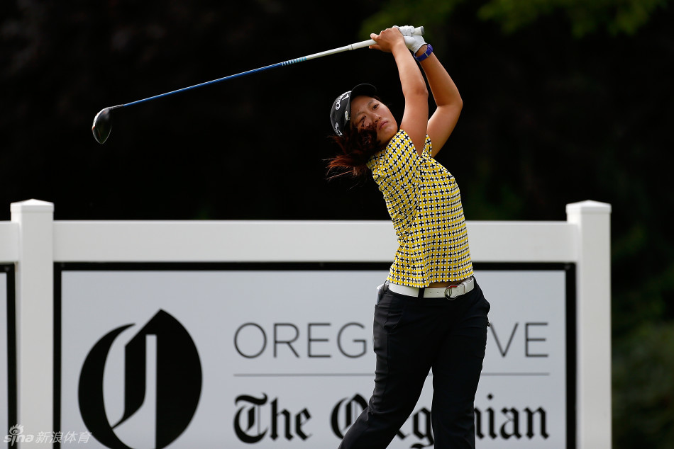 林希妤完成挥杆后的优雅收尾动作,身体完全舒展,目光追随着球飞行的方向,姿态自信而坚定。