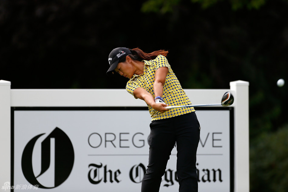 中国选手林希妤站在发球台,凝神静气,正准备开出至关重要的一击,身形沉稳而充满力量。