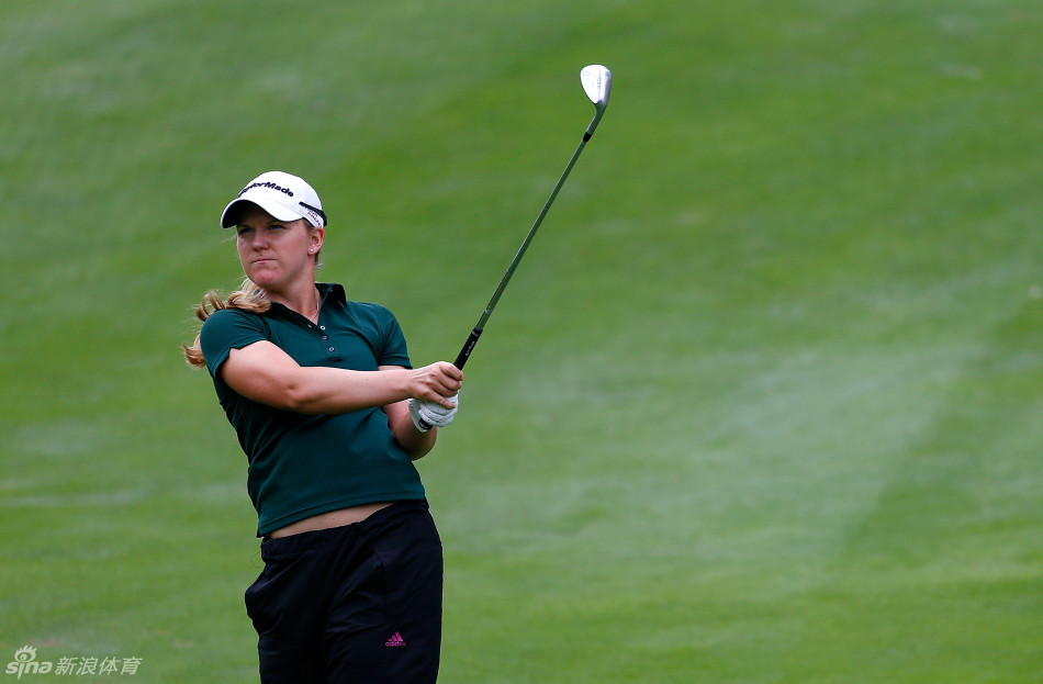 林希妤在比赛中沉着应战,眼神锐利地锁定目标,周遭的静谧衬托出大赛当前的紧张氛围。