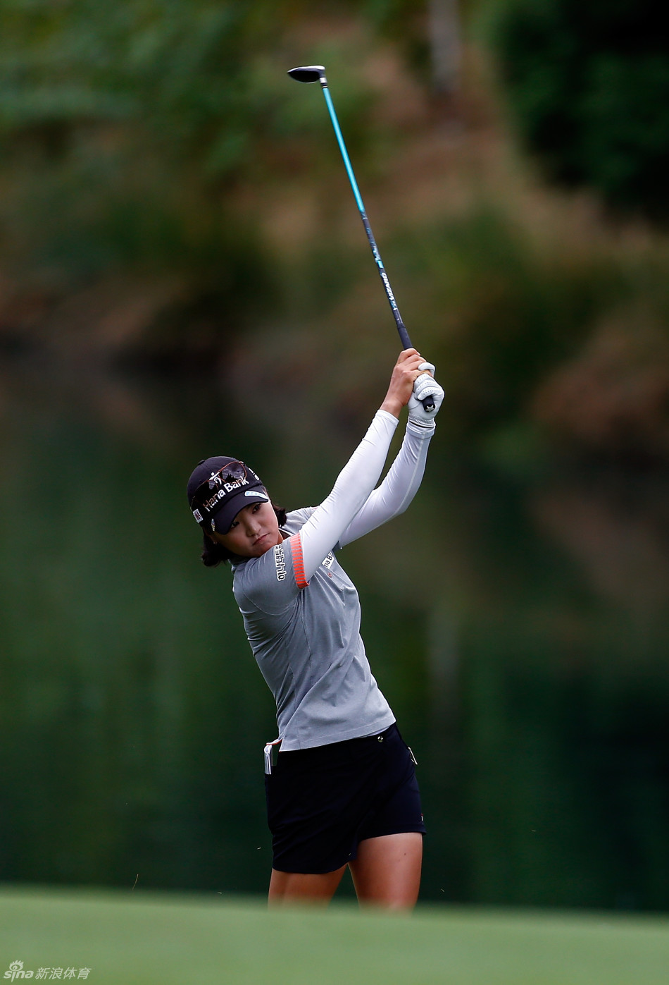 韩国选手金寅璟在赛场上专注推杆,她的姿态与神情展现出职业球员特有的冷静与精准。