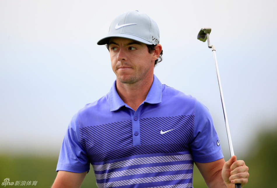 麦克罗伊从沙坑中成功救球后，紧握拳头，发出激情怒吼庆祝。