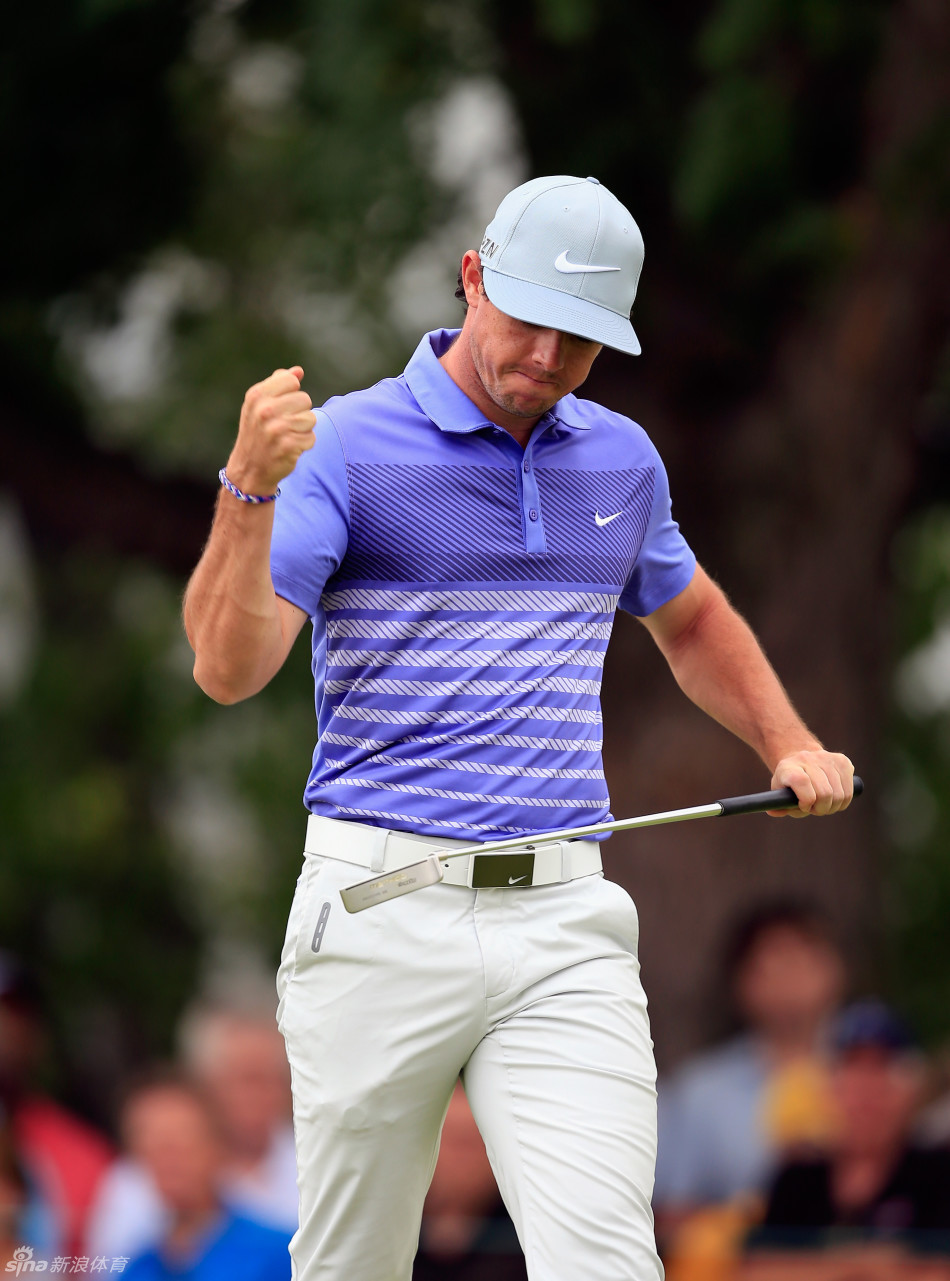 小麦在完成一记关键推杆后，转身面向观众，脸上洋溢着自信与胜利的笑容。