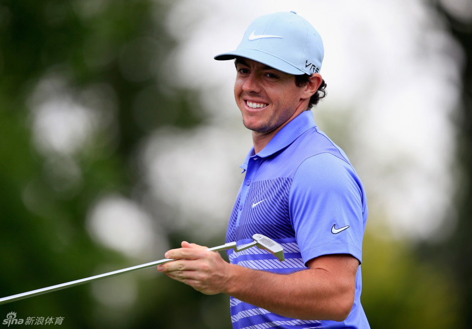 小麦在比赛中潇洒挥杆，身姿挺拔自信，展现出王者般的优雅与力量。