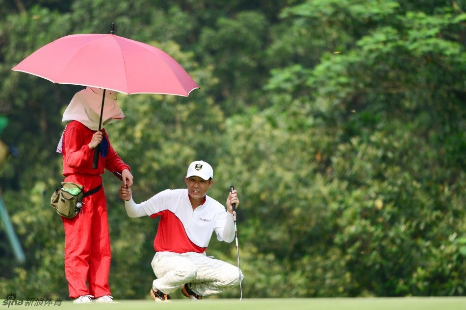 获奖者正在台上发表感言，背景投影着其代表作——幅壮丽的沙漠星空图
