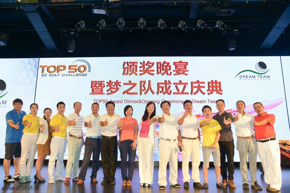 获奖者们齐聚舞台，高举奖牌与鲜花，五彩纸屑漫天飘洒，现场充满胜利的欢腾