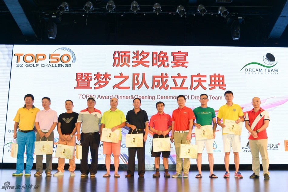 展区内观众驻足欣赏获奖作品，一张黑白人物肖像前，观者凝神沉思，与画中目光交汇