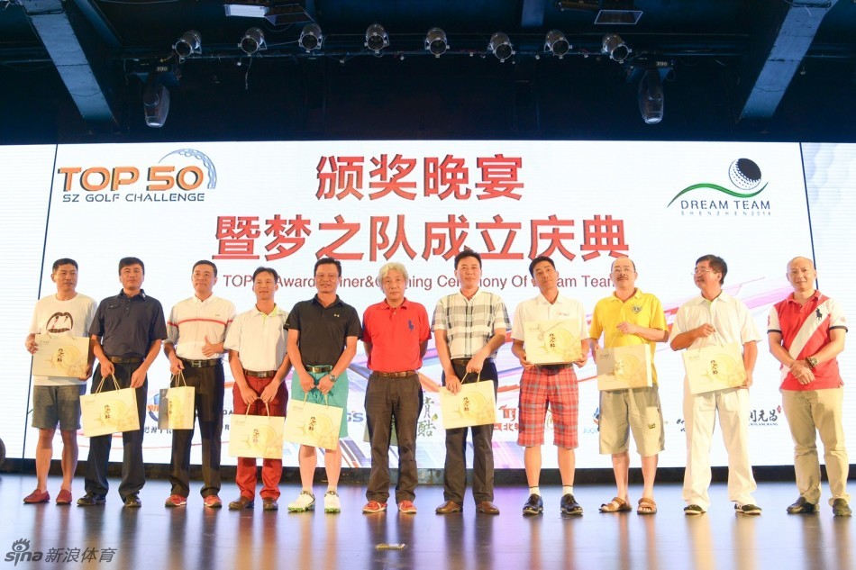 评审团四位专家正专注地讨论作品，桌上铺开着参赛影像，艺术氛围浓厚