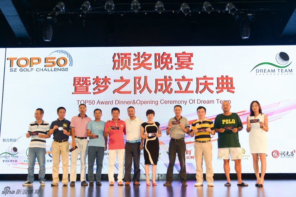 论坛环节中，一位年轻摄影师正向观众演示多重曝光技巧，屏幕上呈现梦幻般的叠加影像