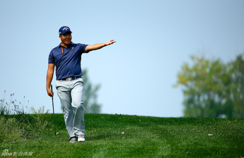 白托德在开球点上优雅转身，晨光勾勒出他流畅的挥杆弧线，小白球向着远方的球道中心飞去。