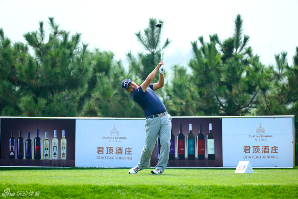 白托德再次挥杆，动作一气呵成，目光坚定地追随着空中划出优美抛物线的小白球。
